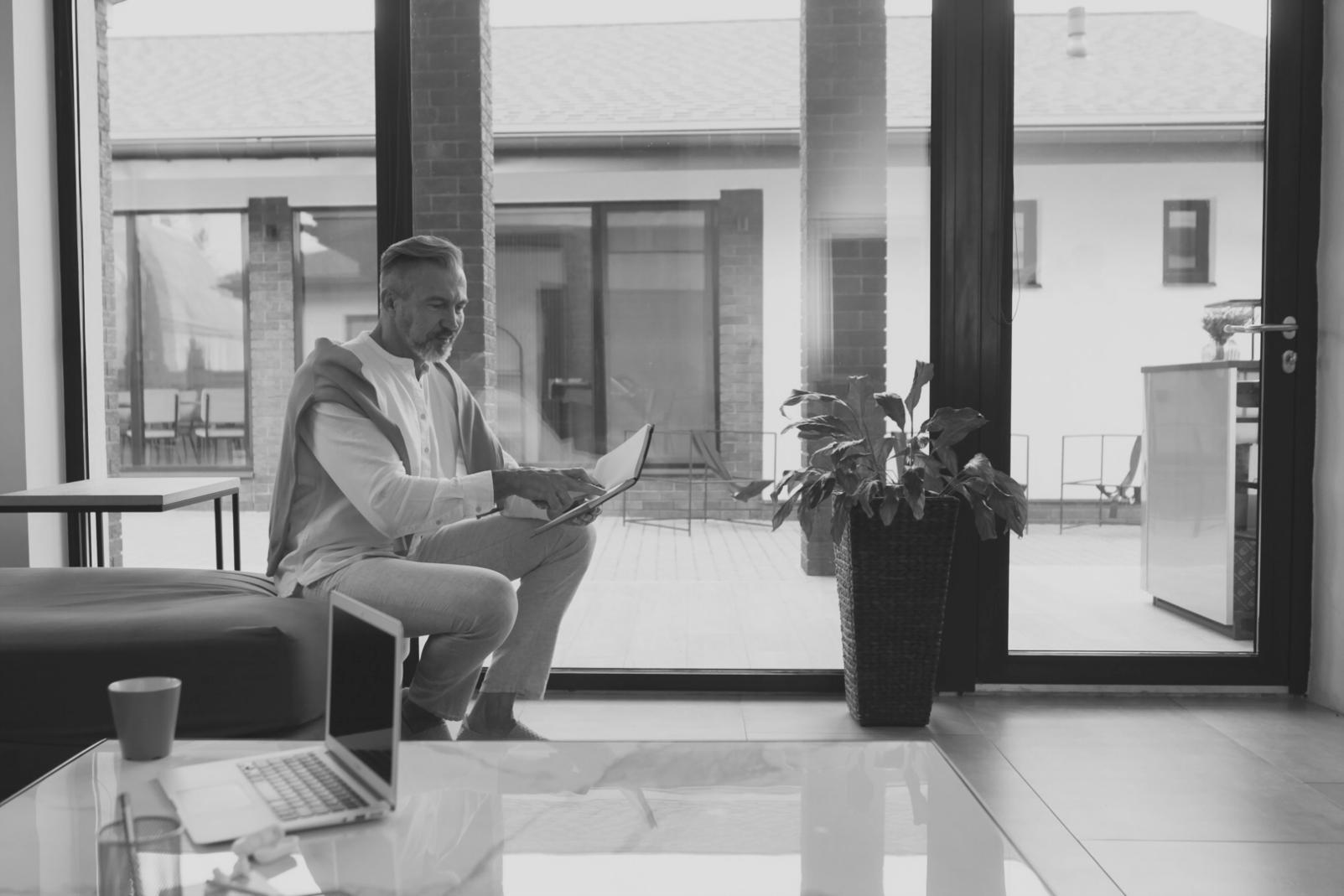 Finanzplanung und Beratungsgespräch in professioneller Atmosphäre